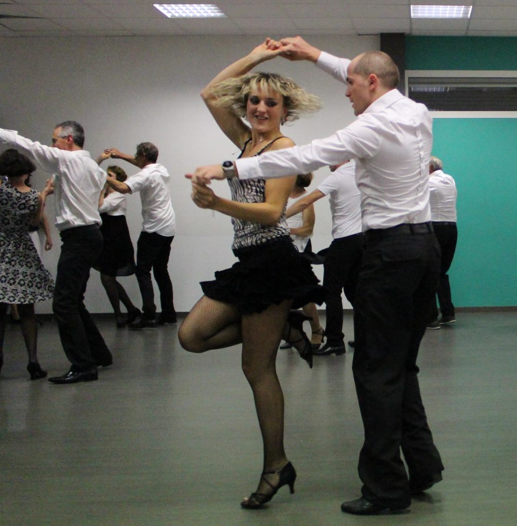 Danser le rock en entreprise à Bordeaux, bègles et hors agglomération avec Viladanse et ses professeurs de danse de salon. Cours de danse, cours de rock pour teambuilding Gironde.