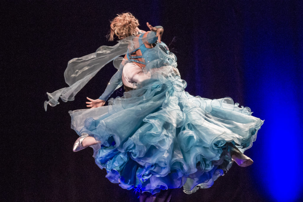 Valse mariage. Viladanse donne des cours de valse pour mariage, pour une valse pour votre ouverture de bal de mariage. En première danse de mariage, c'est encore un intemporel. Votre professeur se déplace à domicile à Bordeaux, Bruges, Gironde jusqu'à Libourne et Saint andré de cubzac.