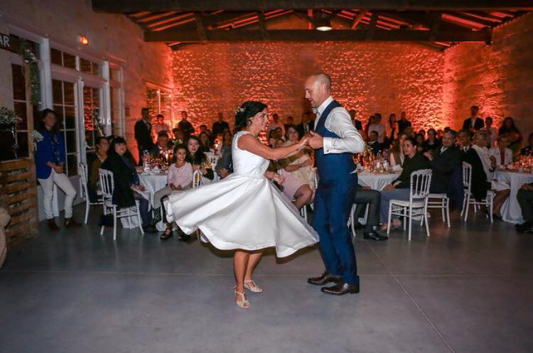 Viladanse donne des cours de danse à domicile pour des chorégraphies de danse mariage personnalisées. Ouverture de bal mariage à Bordeaux, l'apprentissage d'une ouverture de bal mariage moderne ou classique, une Valse mariage, à vous de choisir ! Votre professeur de danse particulier se déplace à domicile selon vos disponibilités, et autour de Bordeaux, Pessac, talence, Libourne, Bruges, Caudéran.