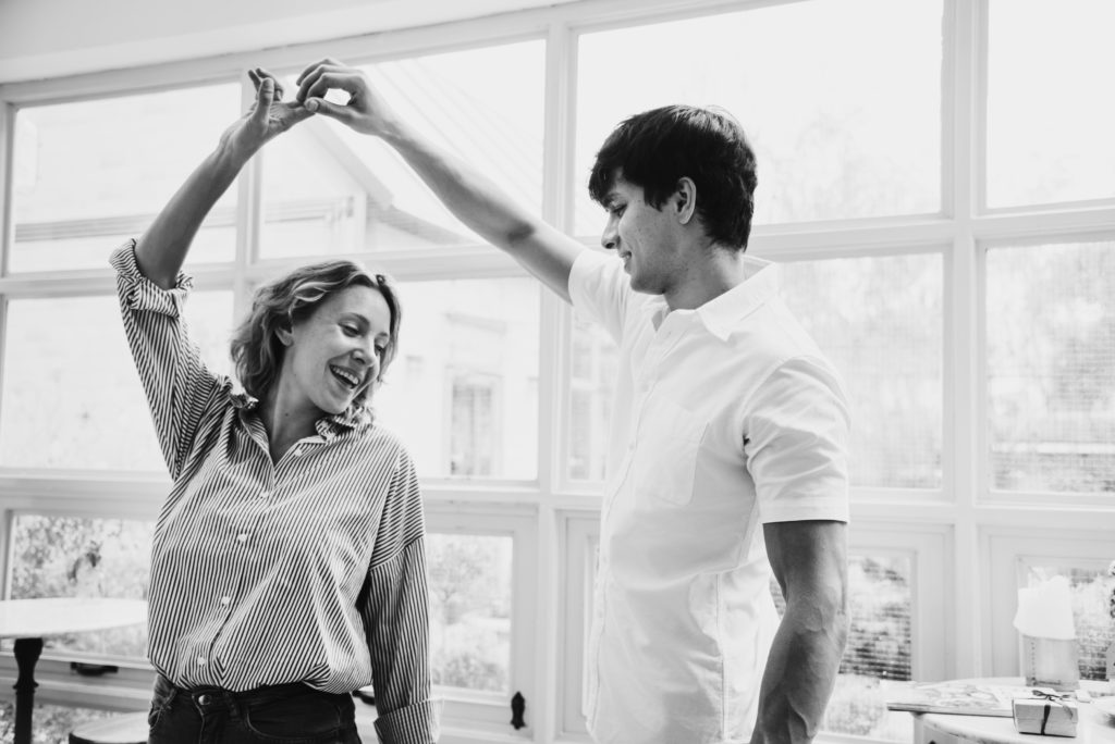 Viladanse est le leader des cours de danse à domicile, rock, danses latines, salsa à domicile pour préparer des ouvertures de bal de mariage à Bordeaux et Métropole.