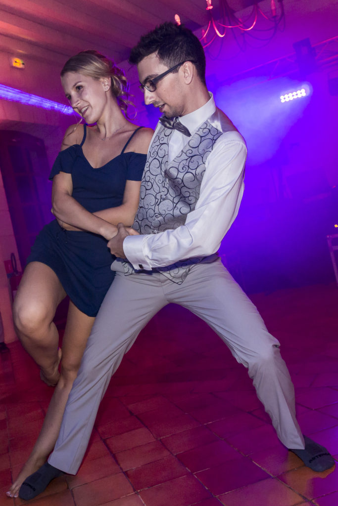 Première danse de mariage, création de chorégraphie personnalisée pour votre ouverture de bal de mariage, EVJF, danse de couple mariage, Viladanse et ses professeurs de danse particuliers donnent des cours de danse et des cours de valse mariage à domicile à Bordeaux et sa périphérie. Des cours de danse mariage à Pessac, Bouliac, Léognan, Gradignan, Talence, Mérignac, Bruges, caudéran. Tous niveaux.