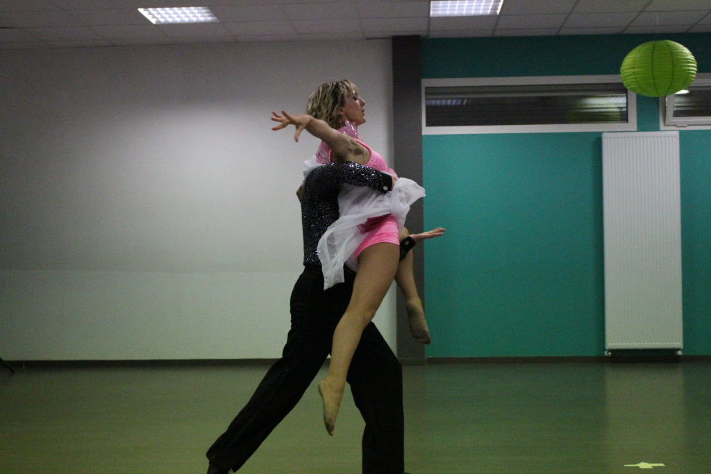 Cours de danses de salon, cours de danses latines, cours de danse à domicile à Bruges, Eysines, Mérignac, libourne. Danse mariage, danse entreprise, teambuilding danse, ouverture de bal de mariage, danse seniors, danse ehpad, animation ehpad, danse pour personnes âgées.