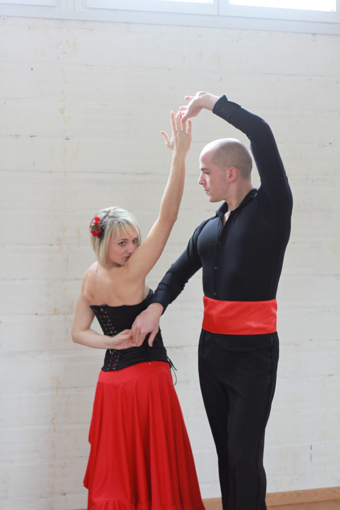 Pasodoble, professeurs de danse et danseurs professionnels à Viladanse à Bordeaux Gironde. Cours particulier à domicile, danse entreprise, danse ehpad, danse mariage Gironde.