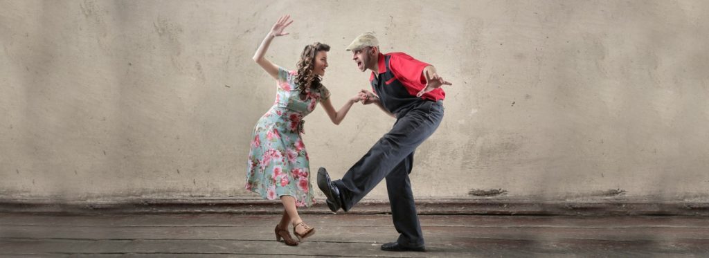 Cours de rock, cours de swing, cours de lindy hop, cours de rock'n'roll à domicile à Bordeaux métropole, et libourne. Danses de salon à domicile tous niveaux. Nos professeur de danse se déplacent à domicile à Bordeaux, Pessac, Talence, mérignac, Bruges. Danse mariage, danse en entreprise, danse en ehpad, danse seniors et danse événementiel avec Viladanse en Gironde. Préparez votre ouverture de bal.