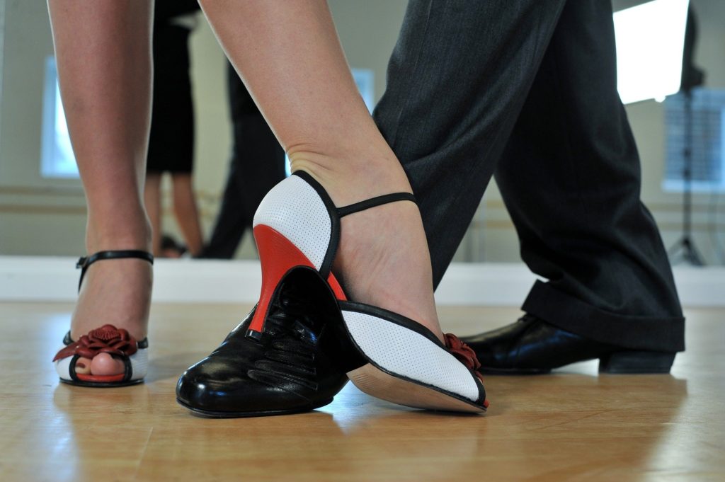 Cours de tango à bordeaux, à domicile, vous bénéficiez de 50% de déduction fiscale. Ou cours de danse de salon en salle privée à Talence ou proche Saint-andré-de-cubzac et libourne. 