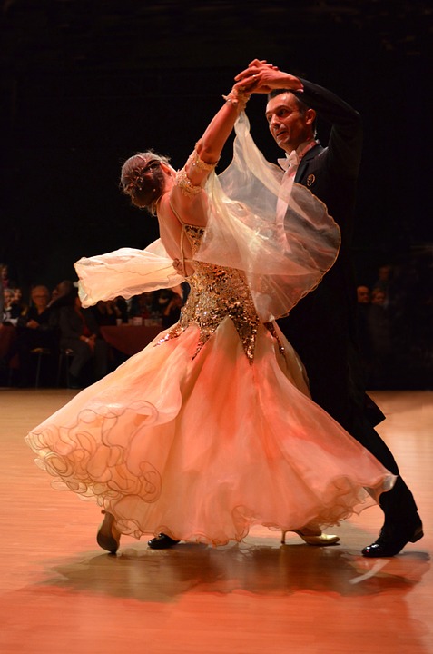 Viladanse donne des cours particuliers de valse en salle privée en Gironde. Cours de valse mariage, valse en animation danse entreprise, et valse seniors en ehpad à Bordeaux.