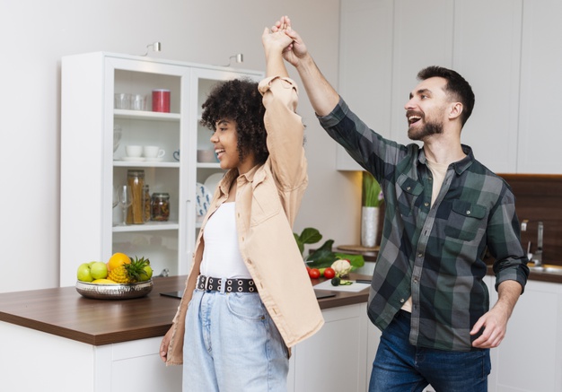 Cours de danse à domicile ou en salle privée pour votre ouverture de bal mariage, pour l'apprentissage des danses de salon, des danses latines, danse pour personnes âgées, maintien de la forme, de l'équilibre et de la motricité, danse entreprise, flash-mob à Bordeaux, caudéran, bruges, mérignac, bouliac , talence. Danse teambuilding.