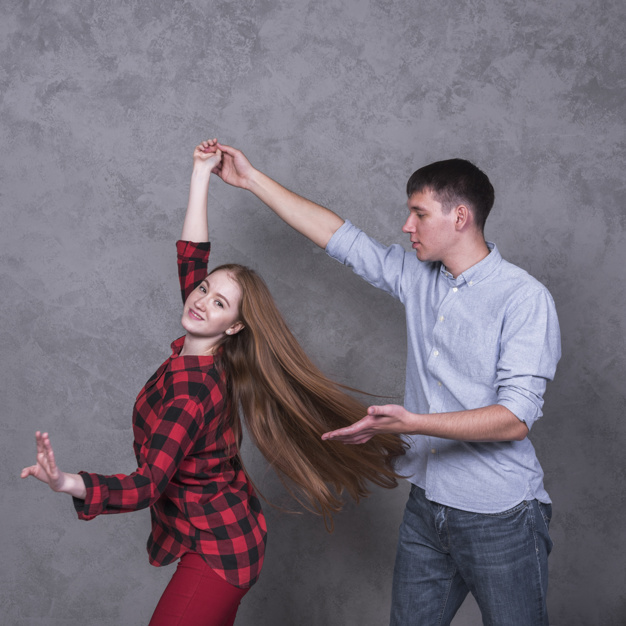 Cours de salsa à domicile à Bordeaux avec Viladanse; Cours de danse domicile personnalisé. Un professeur de danse particulier chez vous. Une professeur de danse privé à la maison pour une progression plus importante. Danse mariage salsa mariage à Pessac, bordeaux, libourne, gironde. Service à la personne. 