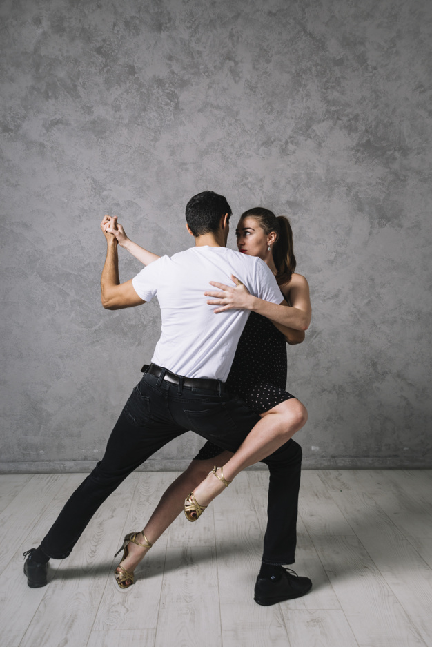 Cours de tango à domicile à Bordeaux métropole et sa périphérie. Votre professeur de tango se déplace à Bruges, caudéran, bouliac, pessac pour tous vos événements de tango. tango mariage, tango entreprise, tango seniors. Cours de tango bordeaux, cours de tango pour une ouverture de bal de mariage. A domicile, bénéficiez du servoce à la personne pour tous vos cours de danses de salon, cours de danse particuliers à domicile en gironde.