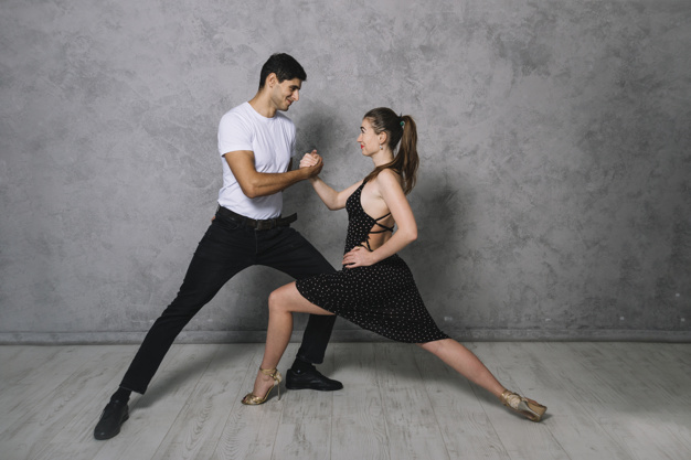 Un professeur de danse à domicile pour préparer votre ouverture de bal de mariage. Cours de valse, cours de rock pour les personnes âgées, cours de danses de salon seniors en ehpad, pour retrouver la motricité et l'équilibre. danse entreprise, animation à Bordeaux. DAnse à domicile à bruges, mérignac.