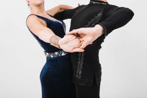 Professeur de danse de salon à Bordeaux Gironde pour particuliers et entreprise, ehpad et structures spécialisées. événementiel, première danse, danse mariage, EVJF, cours de danse sur-mesure.