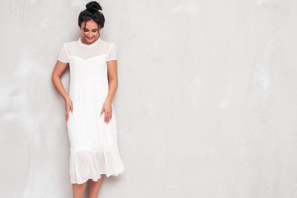 Robe de mariée courte moderne, idéale pour une soirée dansante et un confort optimal.