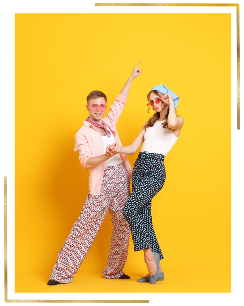 Le professeur Viladanse aide les mariés à préparer leur première danse à la maison.