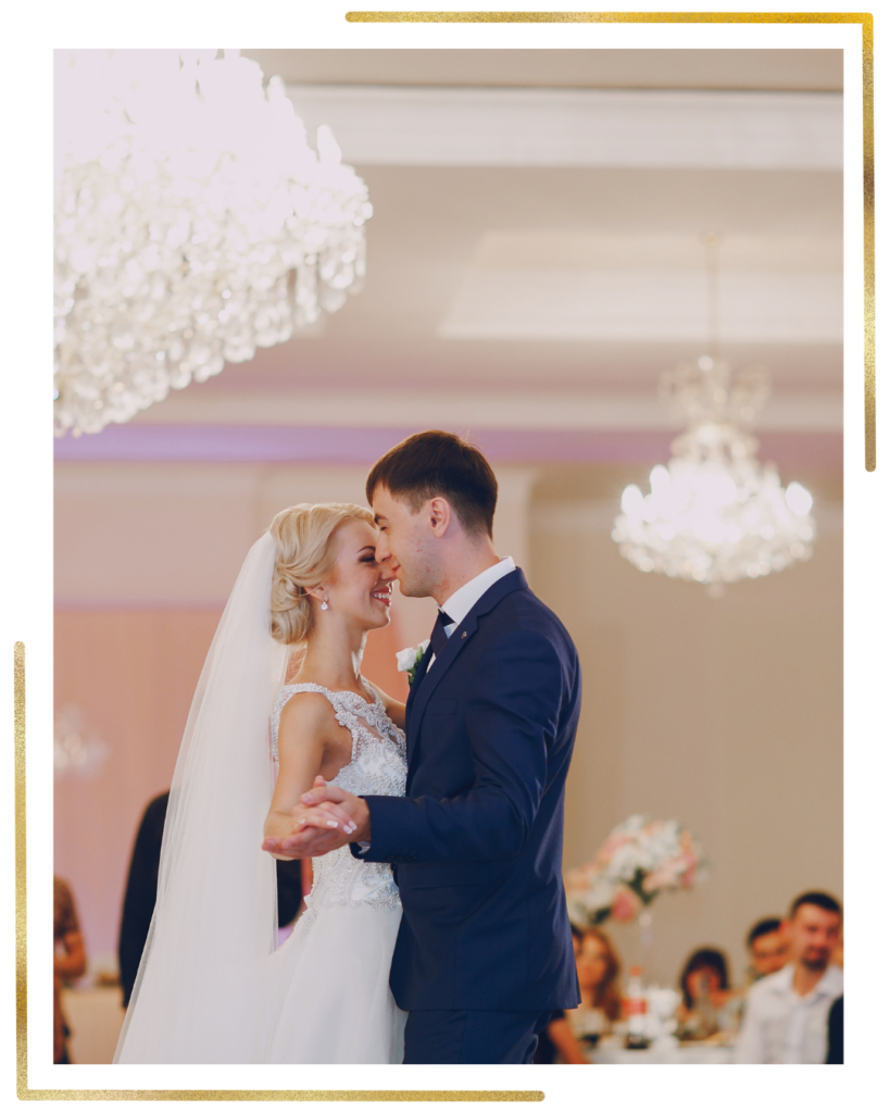 Les mariés s’enlacent lors de leur première danse, souriants et complices.