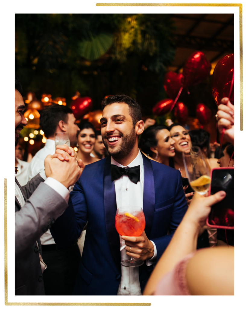 Invitée émue regardant l’ouverture de bal d’un mariage à Saint-André