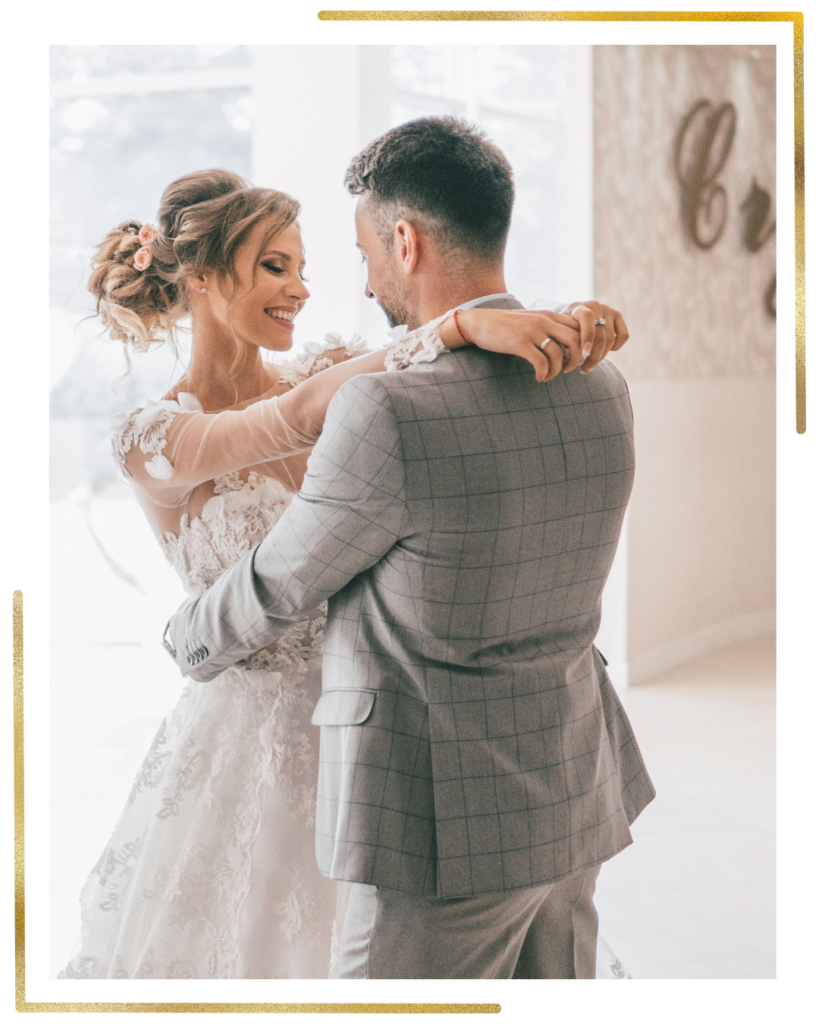 Couple suivant un cours de danse de mariage à domicile à Libourne.