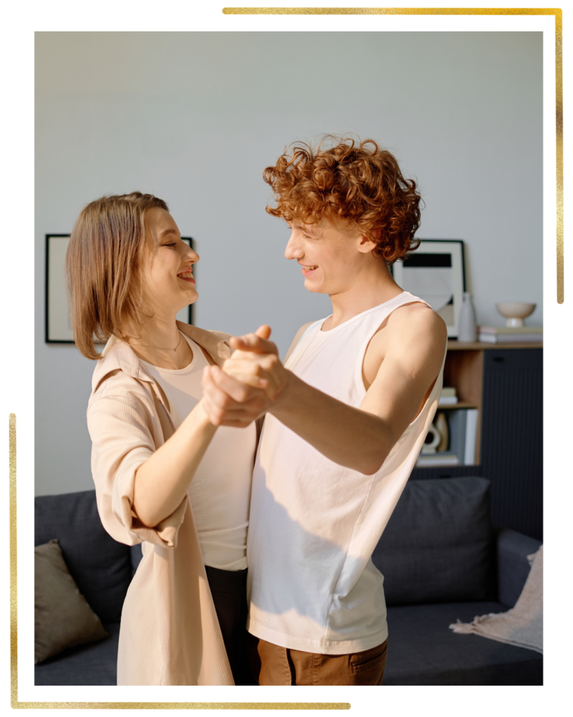 Danseurs souriants pendant un cours personnalisé à Saint-André.