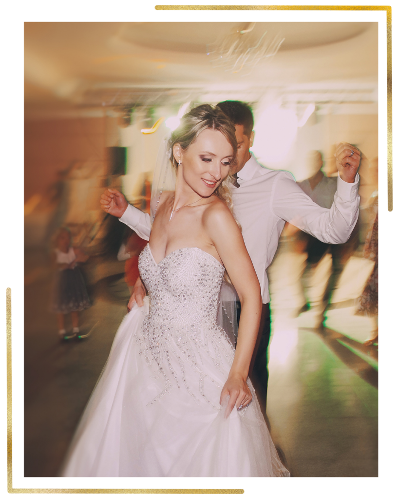 Mariés complices pendant un cours de danse de couple Viladanse.