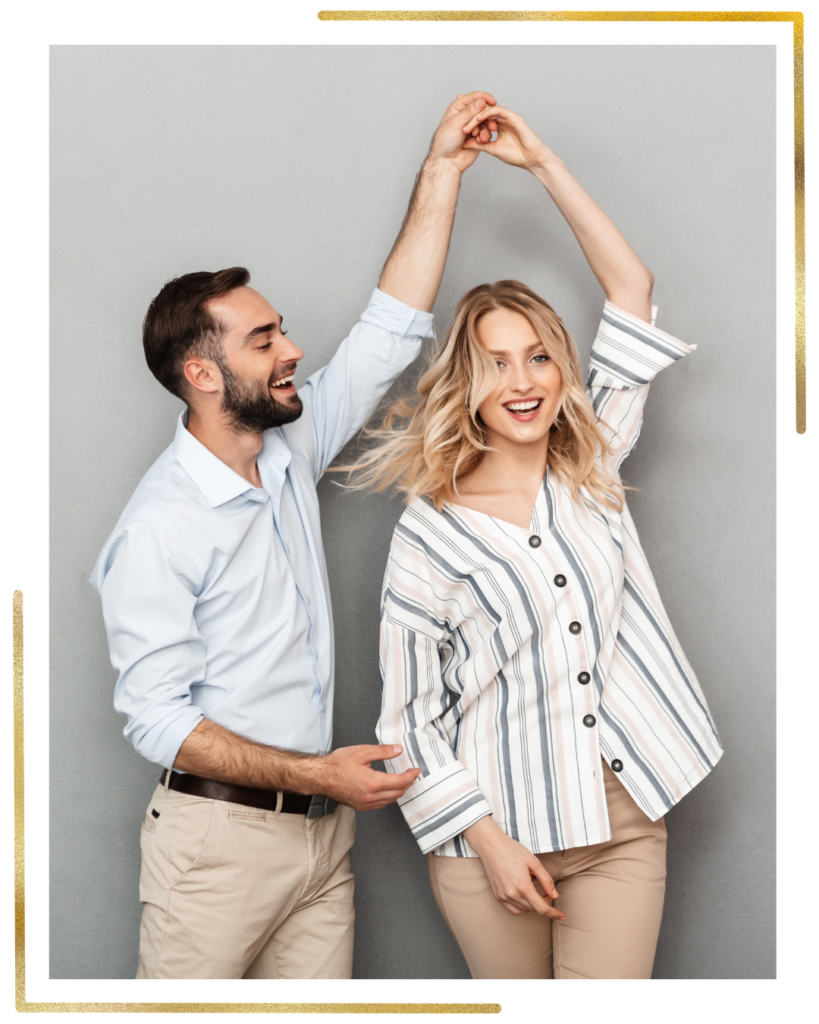 Professeure guidant un couple dans leur ouverture de bal à Bordeaux.