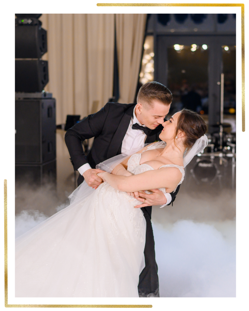 Mariés dansant sur Perfect d'Ed Sheeran lors de leur ouverture de bal à Libourne.