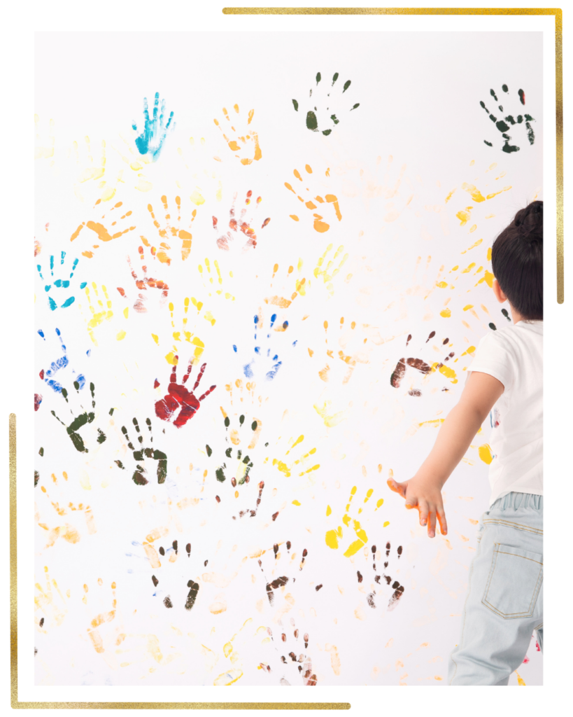 Adulte créant sur toile avec mains lors atelier VilaDanse à Pessac.