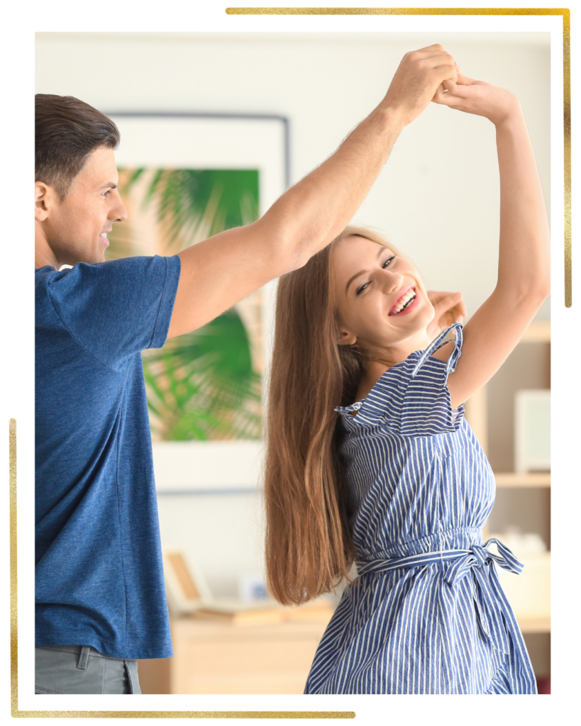 Danse de mariage simple et naturelle à Pessac dans une salle décorée.