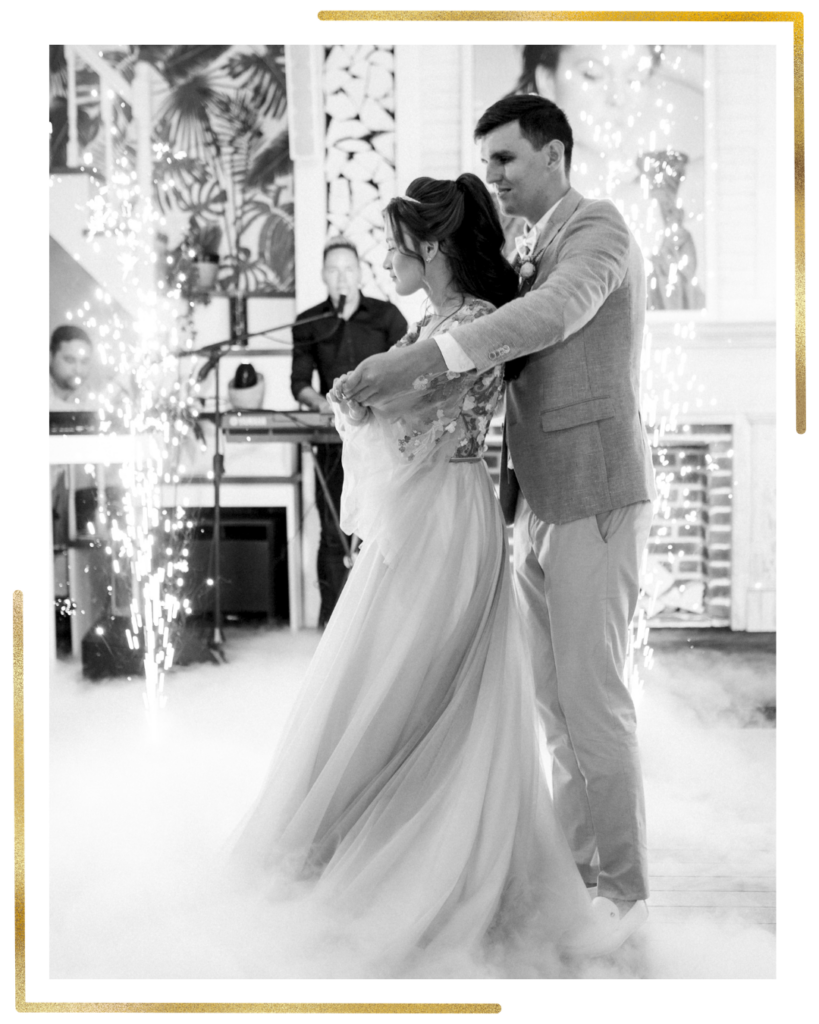 Marié peu à l’aise au départ, souriant pendant un slow guidé à Bordeaux.