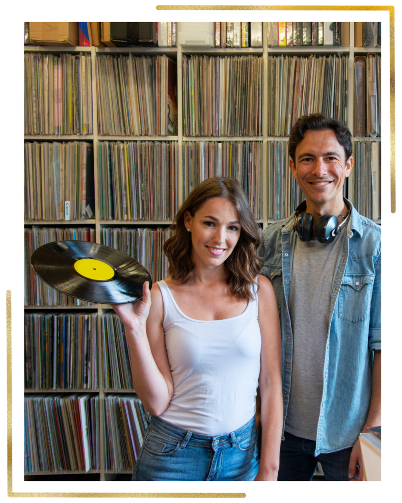 Couple choisissant la musique première danse de mariage sur un canapé à Libourne.