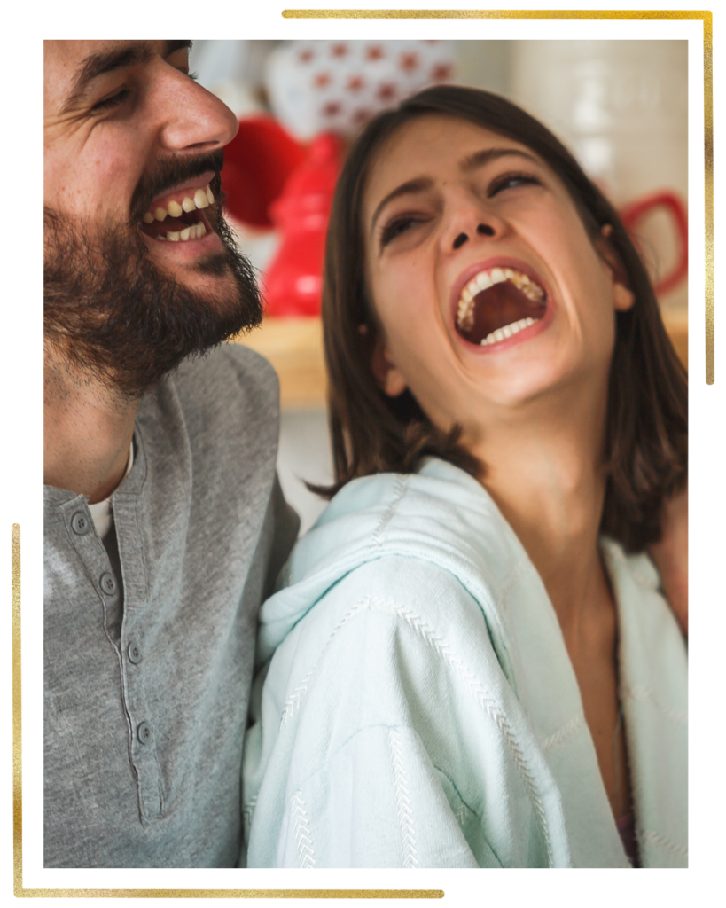 Couple riant pendant un cours de danse en couple à Libourne.