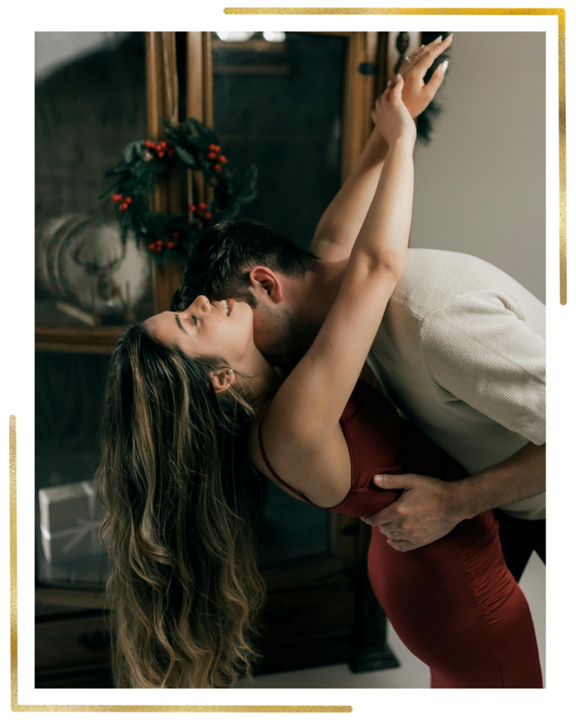 Séance de danse en couple avant mariage à Pessac, sourire complice.