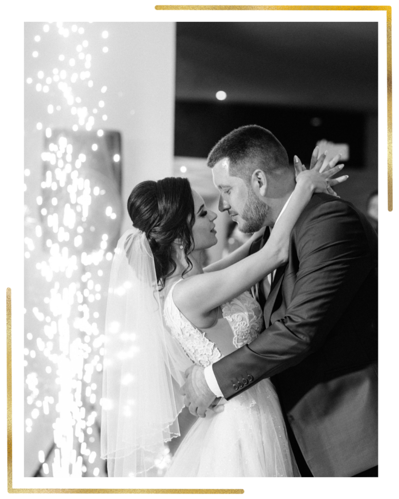 Mariés dansant ensemble lors d’une répétition à domicile à Bordeaux.